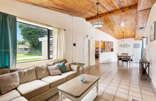 Driftwood House | Charming 3-bedroom house with AC and WiFi in Hollywood
