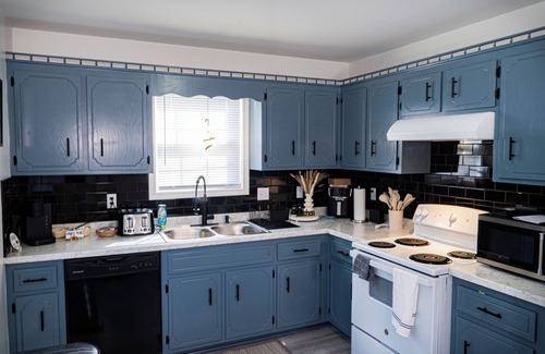 Oak Grove House | Charming 3-bedroom house in Pleasant Oak Grove with AC, WiFi