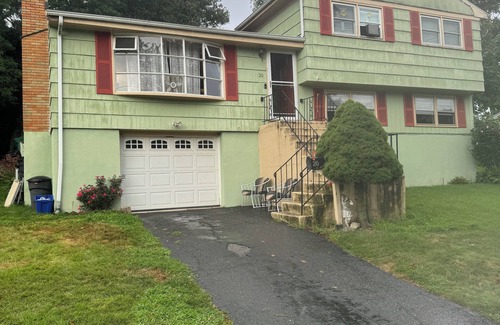 Stratford House | Charming 3-bedroom House In Paradise Green Stratford CT Close To 95 & Train