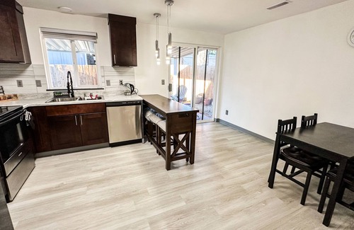 Orchards House | Charming 3- bedroom house with WiFi and AC in delightful Vancouver