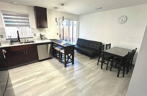 Orchards House | Charming 3- bedroom house with WiFi and AC in delightful Vancouver