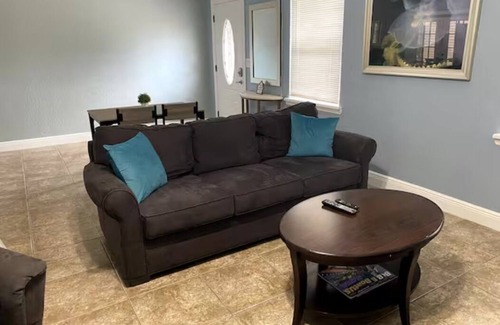 Chuluota House | Charming 3-bedroom home away from home.