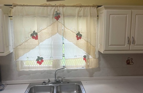 St. John's House | Charming 3-bedroom house with WiFi and AC in lovely St Johns