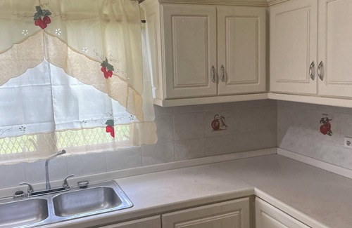 St. John's House | Charming 3-bedroom house with WiFi and AC in lovely St Johns