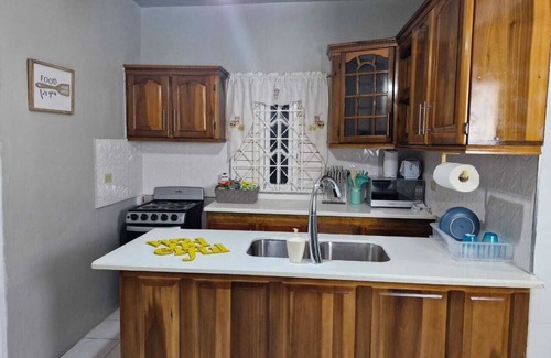 Hellshire House | Charming 3-bedroom house in Hellshire with WiFi and AC