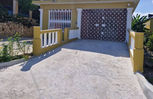 Hellshire House | Charming 3-bedroom house in Hellshire with WiFi and AC