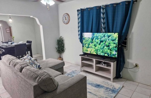 Hellshire House | Charming 3-bedroom house in Hellshire with WiFi and AC