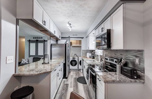 Hamilton House | Charming 3-bedroom house near Miami University & Spooky Nook in Hamilton