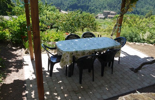 Ribes House | Charming 3 bedroom house, lovely garden, near river 3km