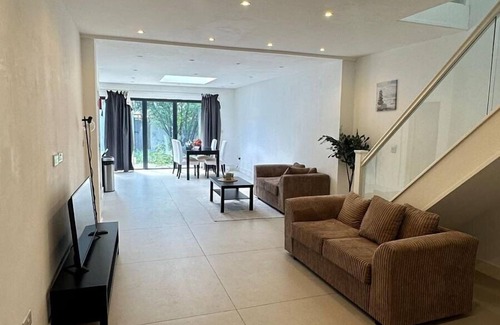 Walpole House | Charming 3 Bedroom House in West London