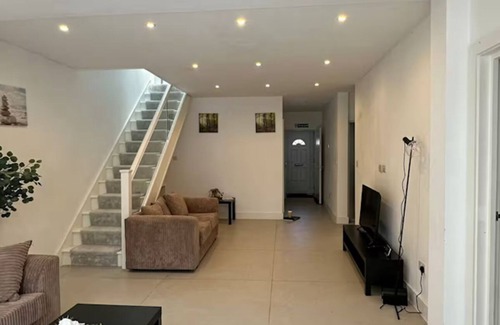 Walpole House | Charming 3 Bedroom House in West London