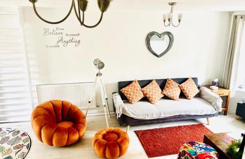 Weybridge House | Charming 3 bedroom house with garden