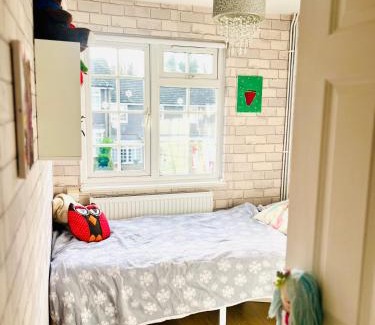 Weybridge House | Charming 3 bedroom house with garden