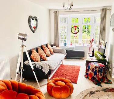 Weybridge House | Charming 3 bedroom house with garden