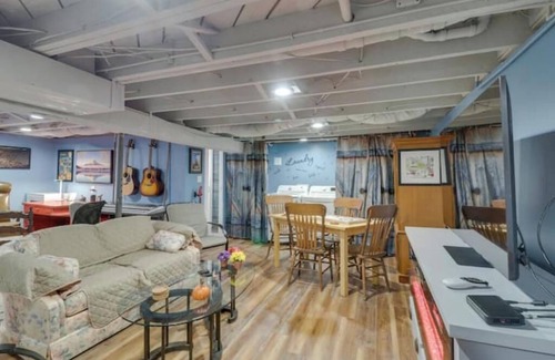Oakpark House | Charming 3-bedroom house with WiFi, AC and Family Game Room in lovely Madison