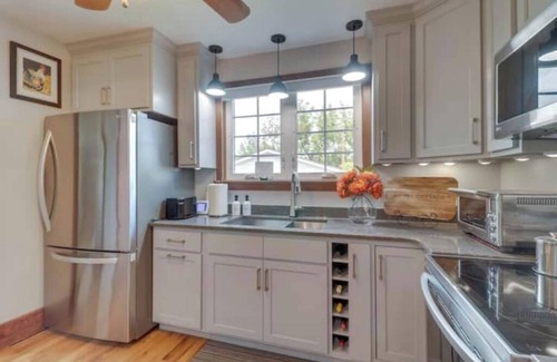 Oakpark House | Charming 3-bedroom house with WiFi, AC and Family Game Room in lovely Madison