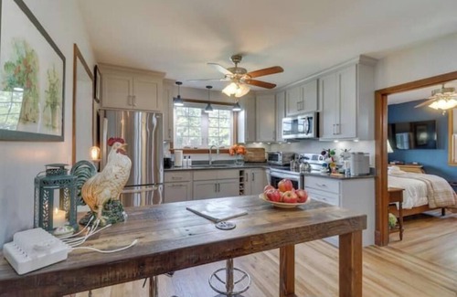 Oakpark House | Charming 3-bedroom house with WiFi, AC and Family Game Room in lovely Madison
