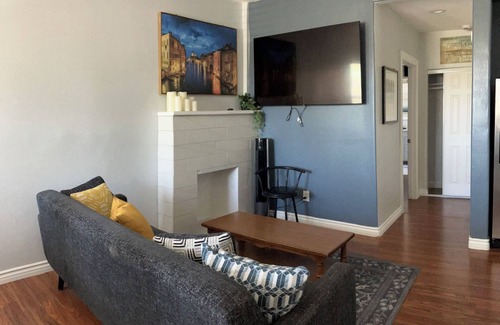 Governmental Mall House | Charming 3-bedroom house in pleasant Phoenix with AC, WiFi