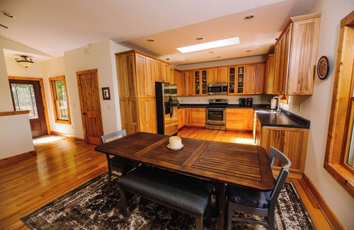 Ingles House | Charming 3-bedroom house on lovely Claytor Lake with AC, WiFi, and lake views