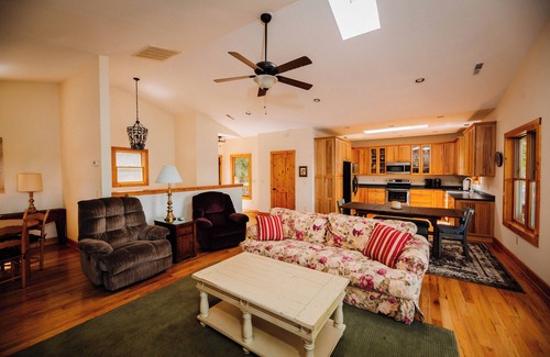 Ingles House | Charming 3-bedroom house on lovely Claytor Lake with AC, WiFi, and lake views