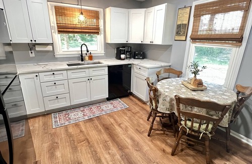 Roanoke House | Charming 3-bedroom house - Boho By The Star - Cozy Retreat Close to Town