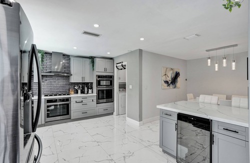 Sunrise House | Charming 3-bedroom house in Sunrise with a pool for you family.