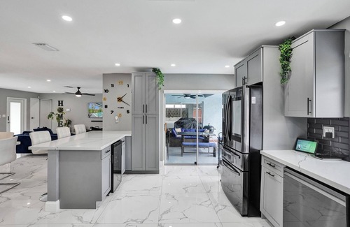Sunrise House | Charming 3-bedroom house in Sunrise with a pool for you family.
