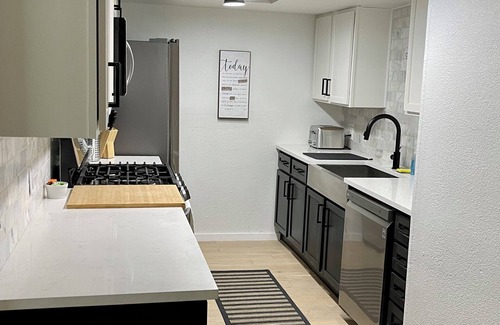 Riverside House | Charming 3-bedroom house in Austin with AC for mid-term rental