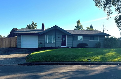 Eugene House | Charming 3-bedroom house with Star link WiFi and AC in Eugene