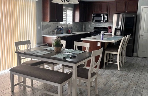 Roosevelt House | Charming 3-bedroom house with WiFi, AC in delightful Fresno