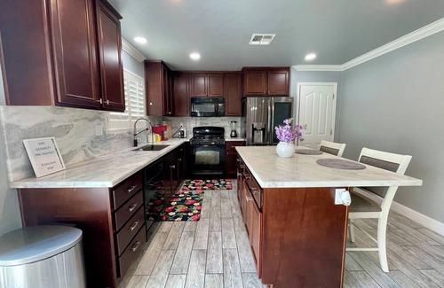 Roosevelt House | Charming 3-bedroom house with WiFi, AC in delightful Fresno