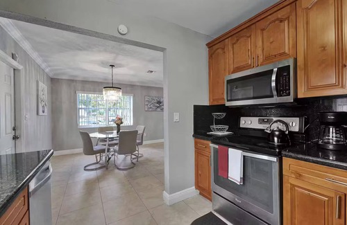 Golden Glades House | Charming 3-bedroom house with WiFi, AC in fantastic Miami