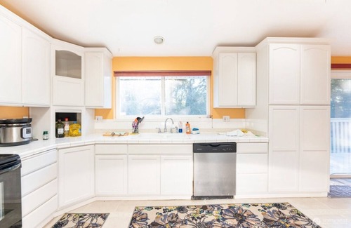 Lakewood House | Charming 3-bedroom house close to lakes and golf course