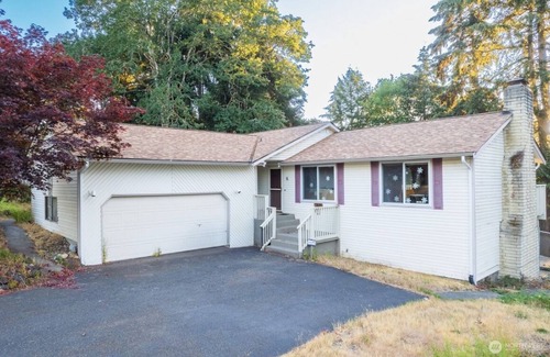 Lakewood House | Charming 3-bedroom house close to lakes and golf course