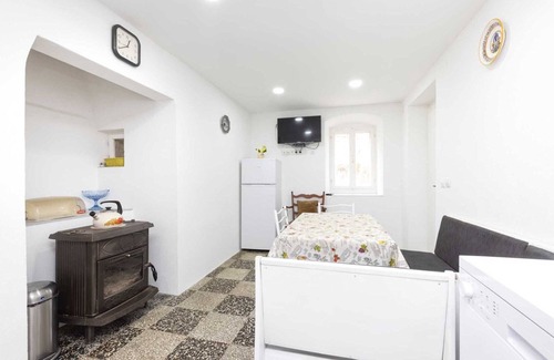 Veli Losinj House | Charming 3-Bedroom House, Pet-Friendly with 2 Bathrooms