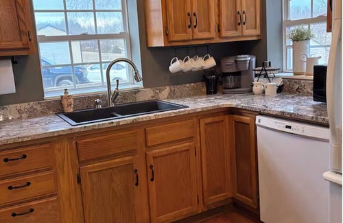 Aldrich Cottage | Charming 3-bedroom lakeside cottage on Stockton Lake with game room and hot tub.