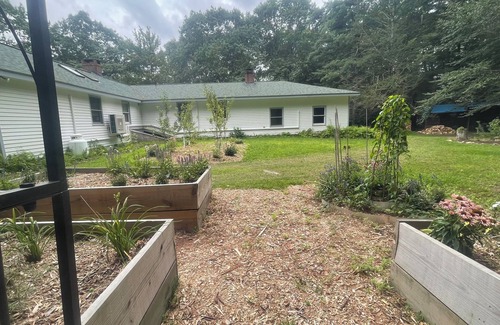 East Hartland House | Charming 3-bedroom Modern cottage with lakeside views