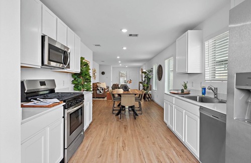 Highlands House | Charming 3-Bedroom Retreat in Baytown