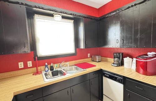Bowie House | Charming 3-bedroom Texas Tech house with AC and fitness room in Lubbock