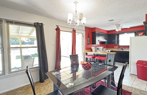 Bowie House | Charming 3-bedroom Texas Tech house with AC and fitness room in Lubbock