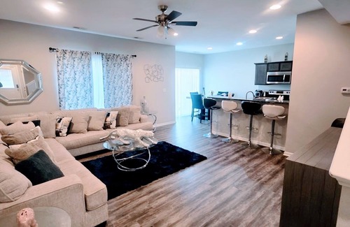 Grimes House | Charming 3-bedroom townhome with AC and WiFi in GrimesnWeekly discount is 10%