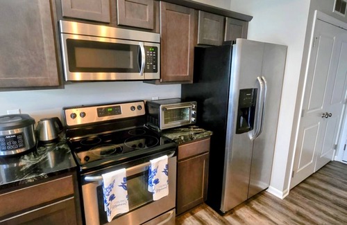 Grimes House | Charming 3-bedroom townhome with AC and WiFi in GrimesnWeekly discount is 10%