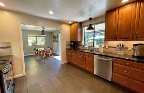 Cameron Park House | Charming 3-bedroom summer house in Cameron Park with pool