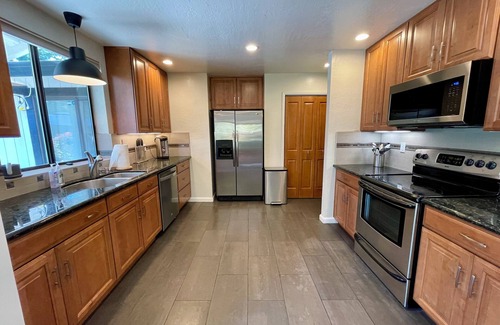 Cameron Park House | Charming 3-bedroom summer house in Cameron Park with pool