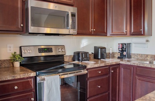 Potomac House | Charming 3-Bedroom Townhome in Friendly Hedgesville – AC & WiFi Included!