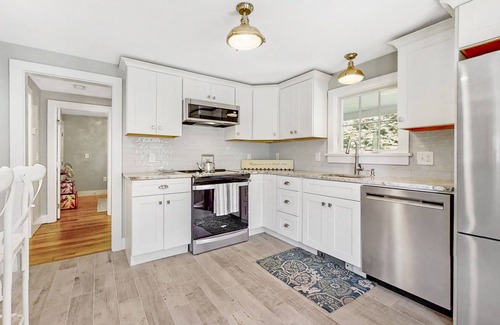 Narragansett Pier House | Charming 3-bedroom vacation home just 5 minute walk to Narragansett Beach
