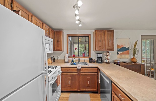 Pocono Lake House | Charming 3-bedroom house close to pools, beaches, hikes, water parks + more!