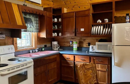 Seneca Rocks Cabin | Charming 3-bedroom 5 bed hottub cabin WiFi in scenic Seneca Rocks West Virginia