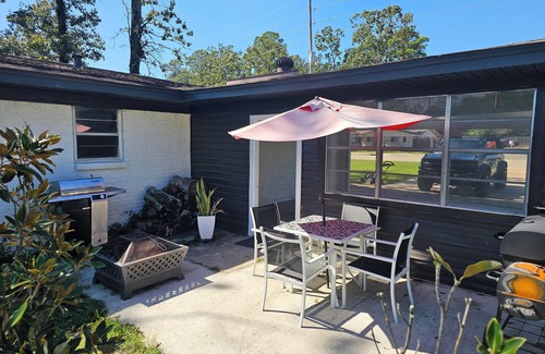 West Monroe House | Charming 3-bedroom,2 bath house, Wifi, outdoor space, grills, washer and dryer