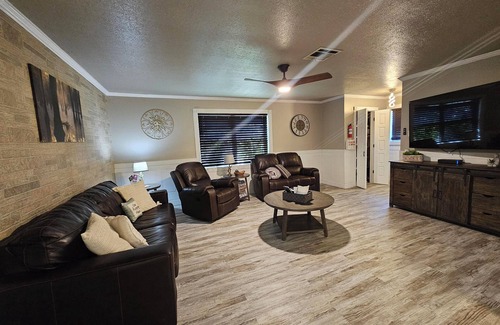 West Monroe House | Charming 3-bedroom,2 bath house, Wifi, outdoor space, grills, washer and dryer